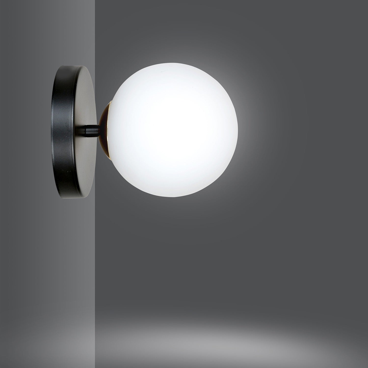 Applique A 1 Luce Vishnu In Acciaio Nero E Sfera In Vetro Bianco E Oro