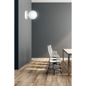 Applique A 1 Luce Hallador In Acciaio Bianco E Sfera In Vetro Opalino