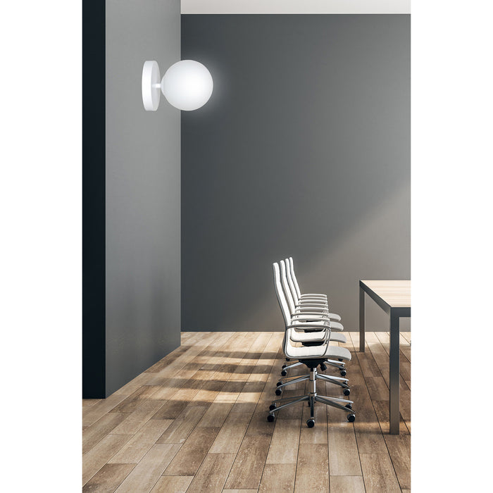Applique A 1 Luce Hallador In Acciaio Bianco E Sfera In Vetro Opalino