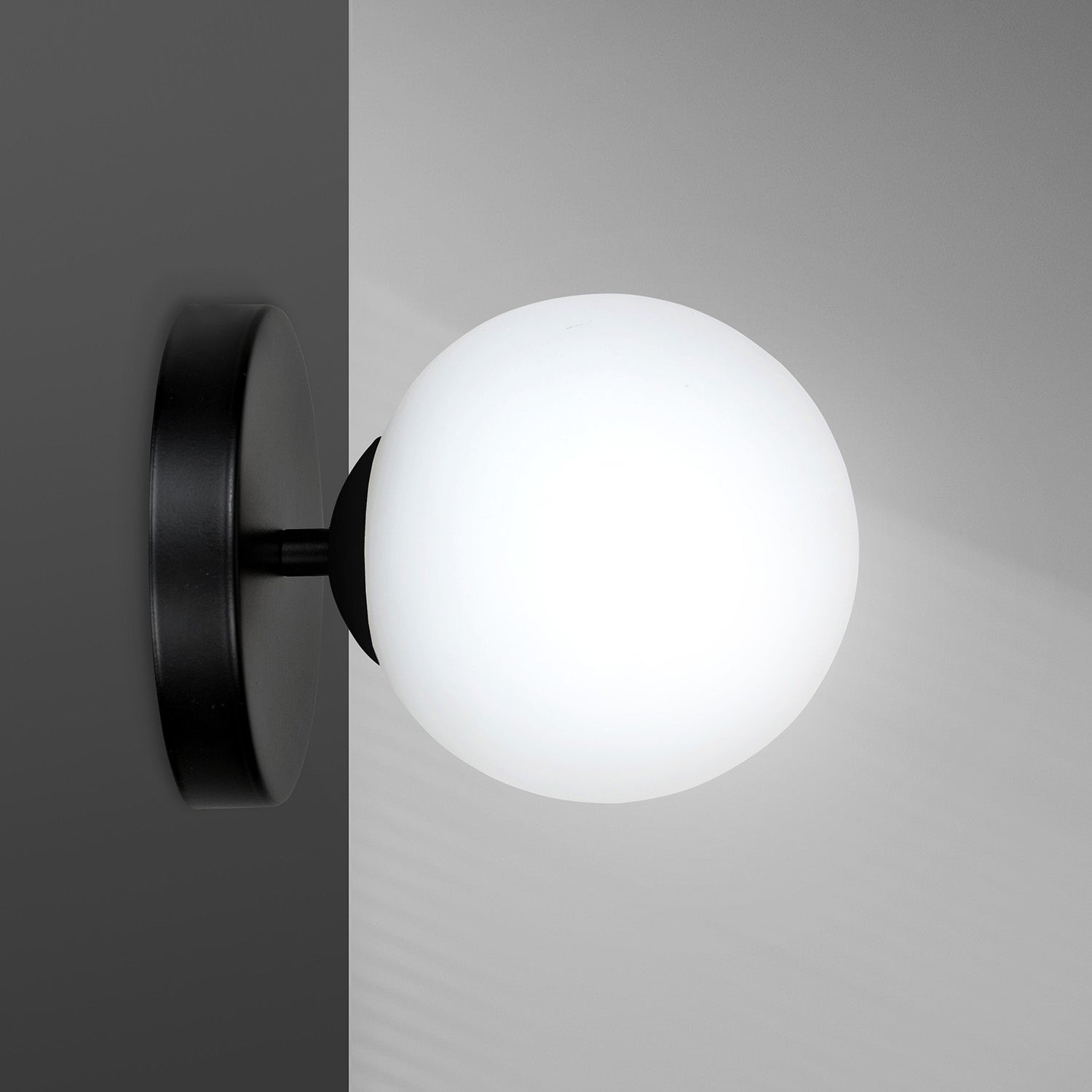 Applique 1 Luce Rama In Acciaio Nero A Bracci E Sfera In Vetro Opalino