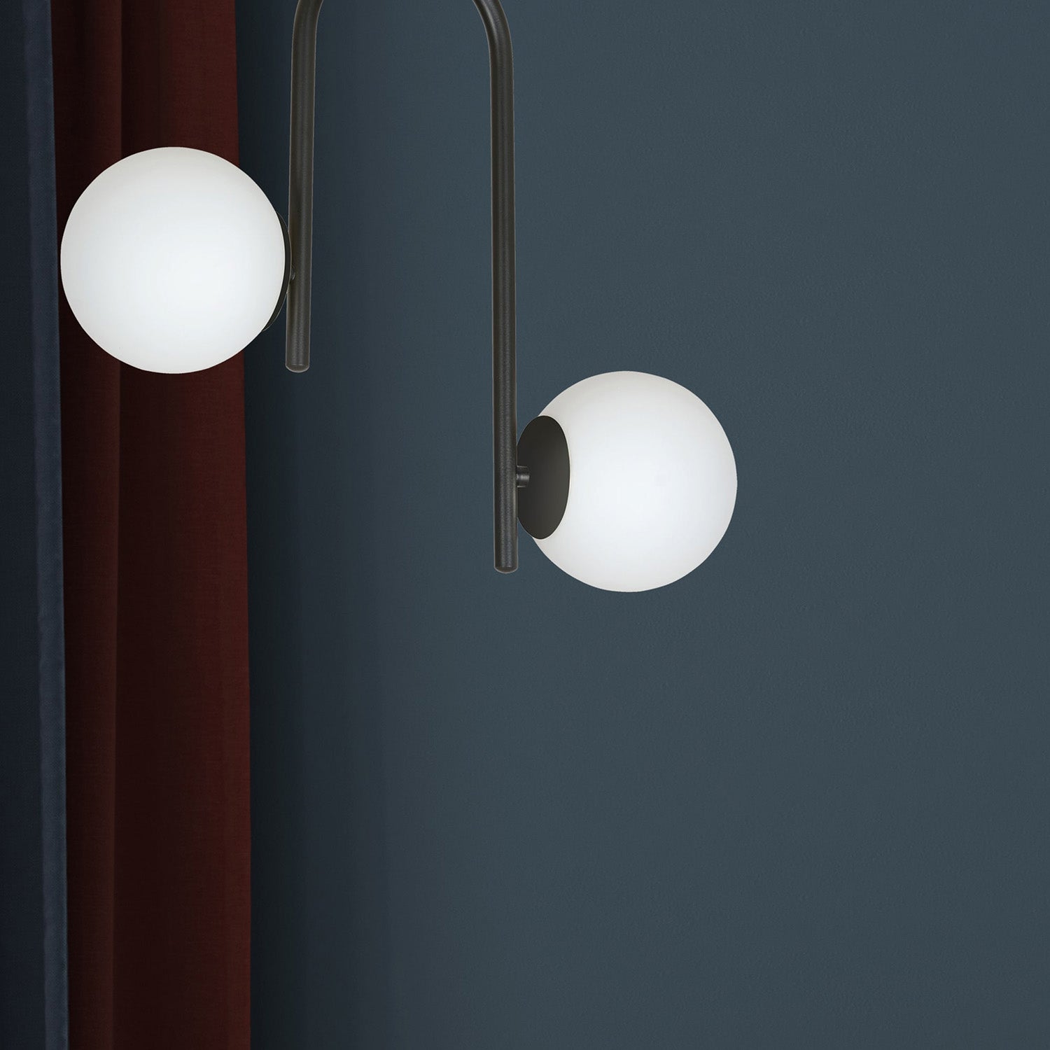 Lampadario 2 Luci Rama In Acciaio Nero A Bracci E Sfere In Vetro Opalino