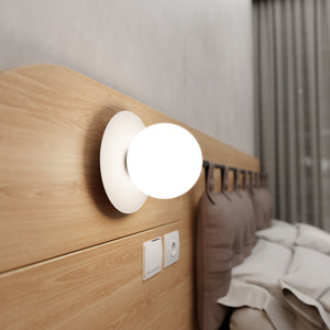 Applique 1 Luce Inari In Acciaio Bianco E Sfera In Vetro Opalino