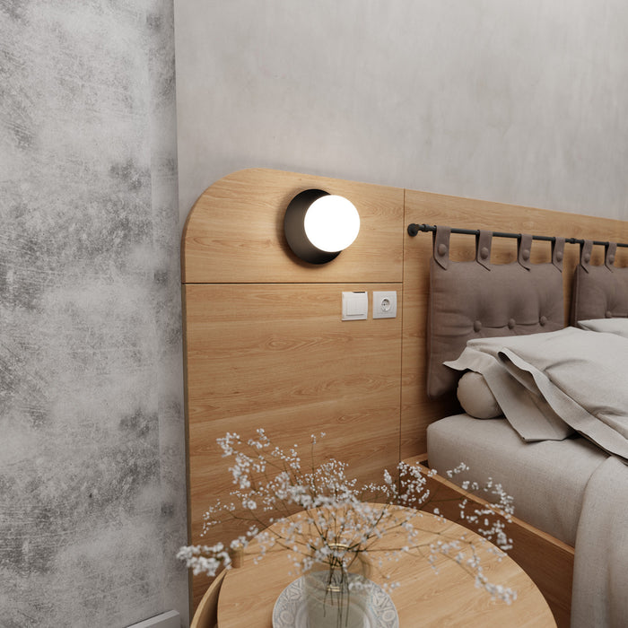 Applique 1 Luce Inari In Acciaio Nero E Sfera In Vetro Opalino