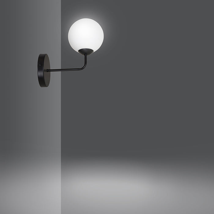 Applique Moderna 1 Luce Nezha In Acciaio Nero E Sfera In Vetro Opale