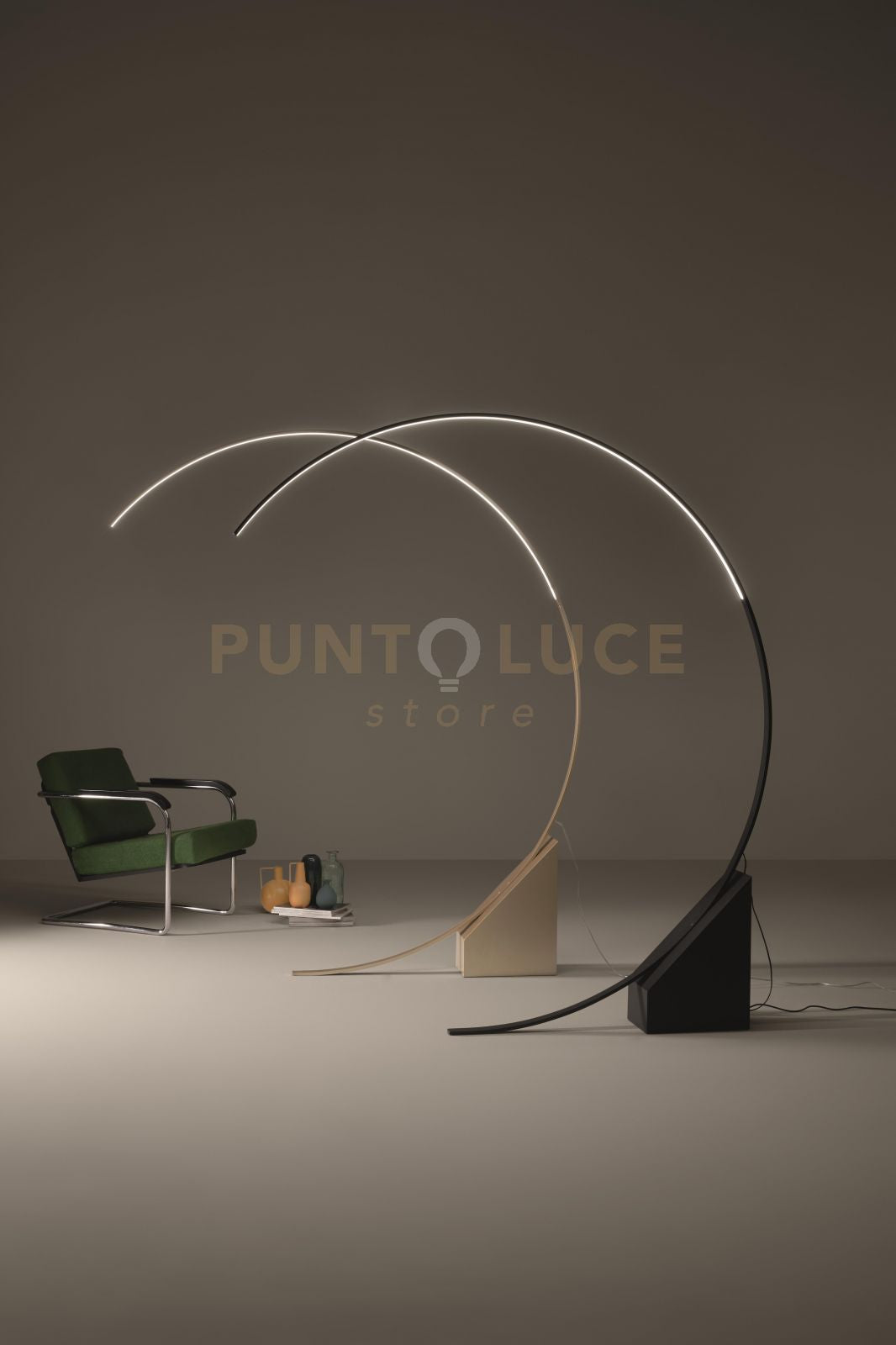 LAMPADA DA TERRA LED RUNE NERA PT.RUNE-NERO