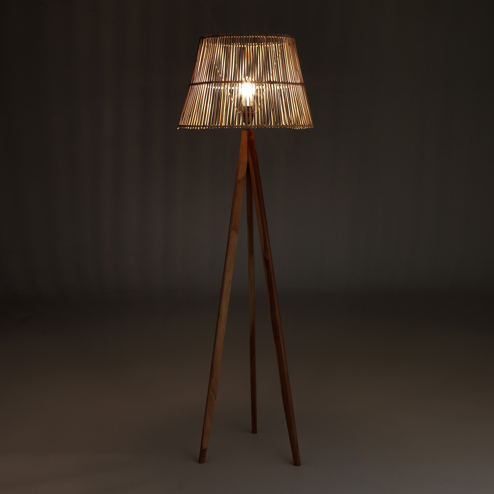 Lampada da terra in rattan beige struttura in teak