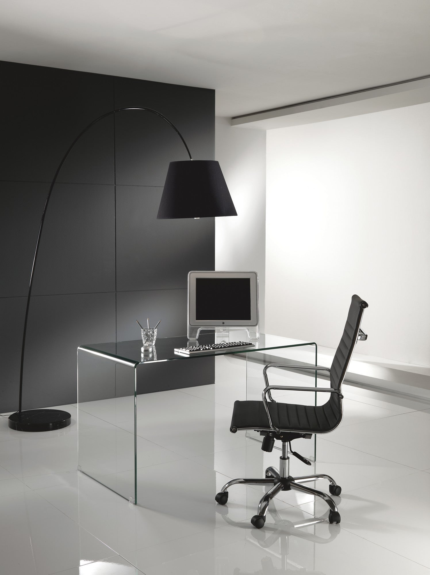 Poltrona da ufficio in pelle sintetica nera cm. H.48/56 x L.47 x P.45