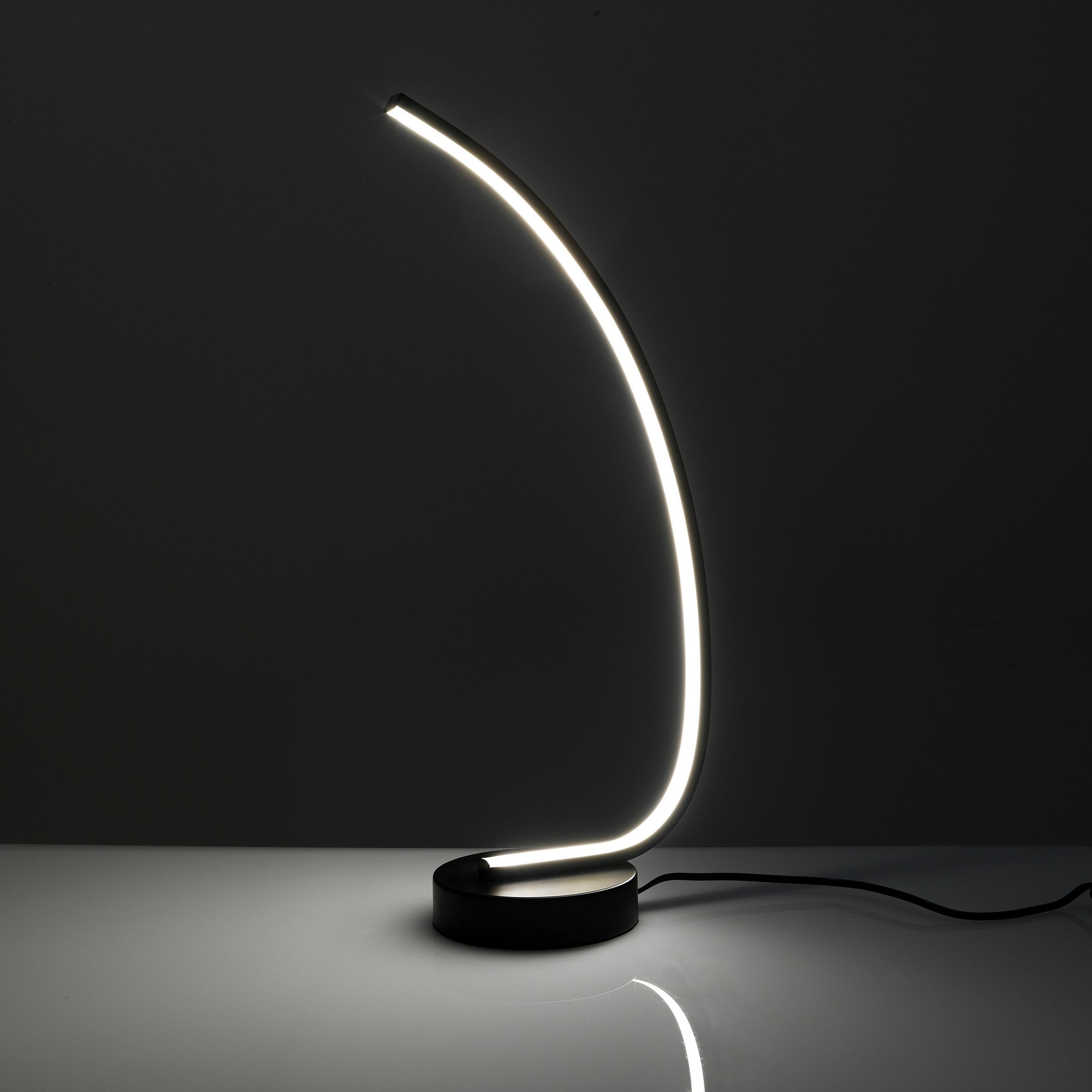 Lampada da tavolo in alluminio verniciato nera cm H.58 x L.15 x P.28