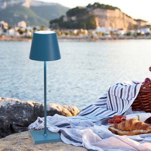 Lampada a led da tavolo Poldina Pro Blu Avio ricaricabile e dimmerabile con batteria fino a 12 ore. Da uso esterno IP65
