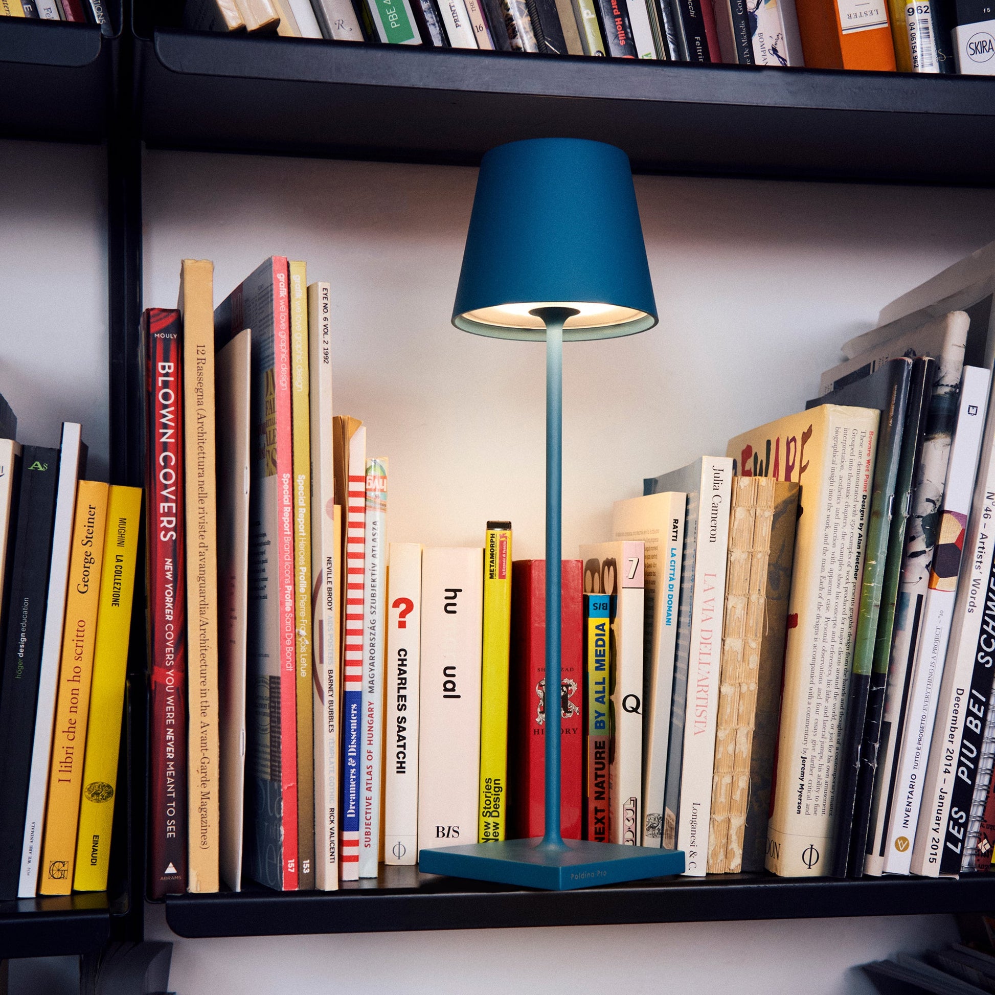 Lampada a led da tavolo Poldina Pro Blu Avio ricaricabile e dimmerabile con batteria fino a 12 ore. Da uso esterno IP65