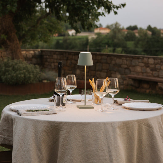 Zafferano Lampada a led da tavolo Poldina Pro Verde Salvia ricaricabile e dimmerabile con batteria fino a 12 ore. Da uso esterno IP65