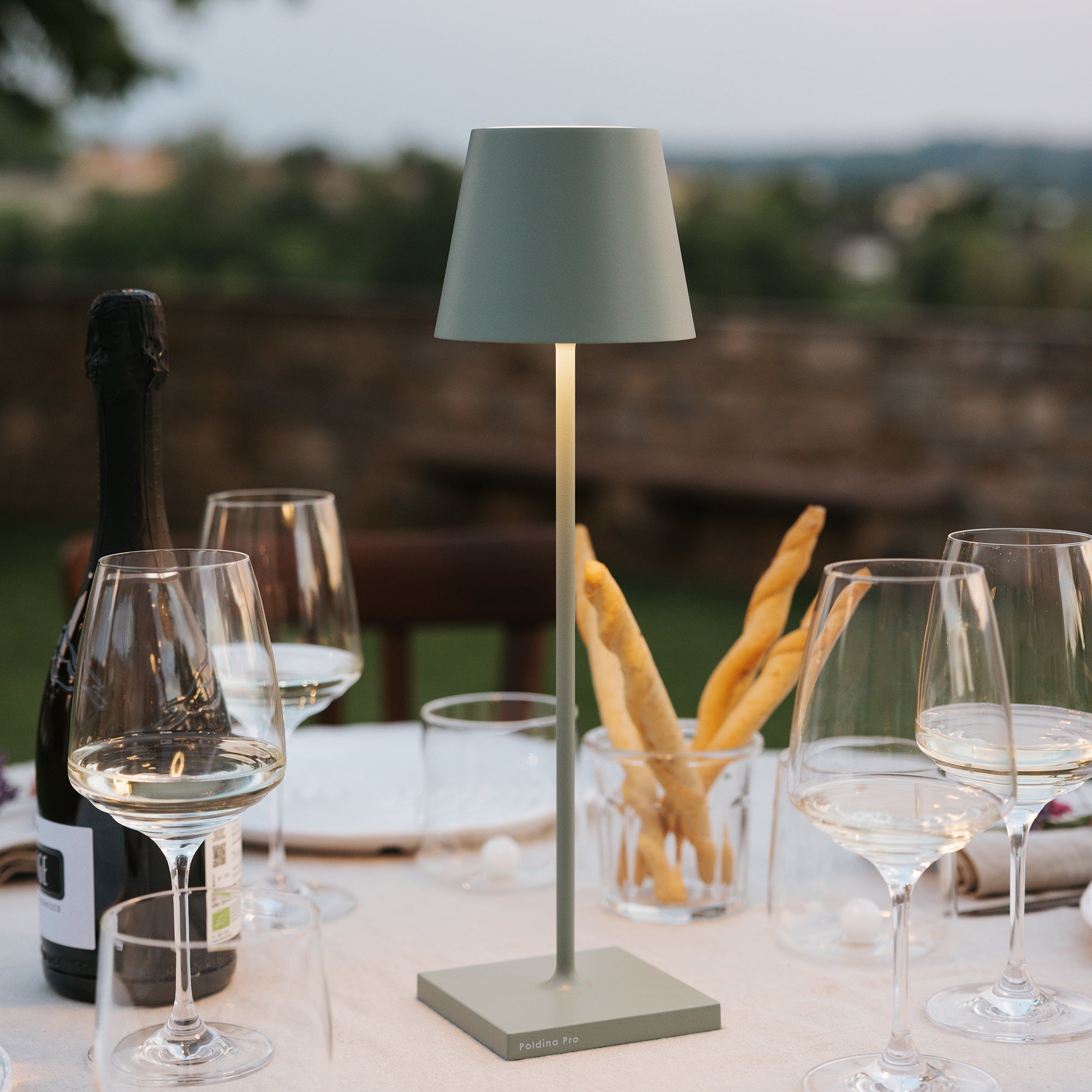 Zafferano Lampada a led da tavolo Poldina Pro Verde Salvia ricaricabile e dimmerabile con batteria fino a 12 ore. Da uso esterno IP65
