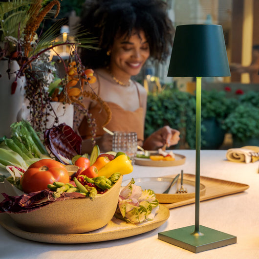 Lampada a led da tavolo Poldina Pro Verde Scuro ricaricabile e dimmerabile con batteria fino a 12 ore