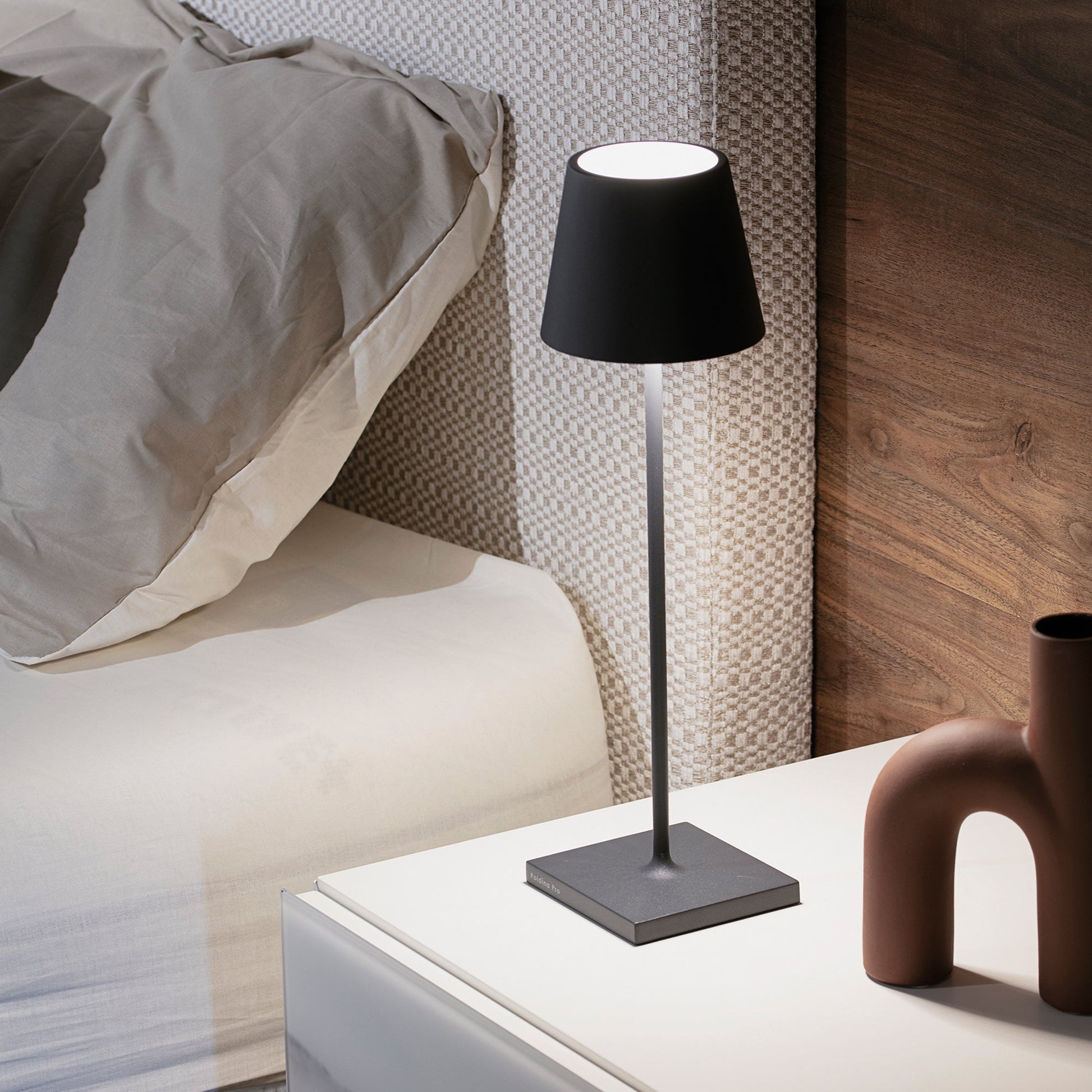 Lampada a led da tavolo Poldina Pro Grigio scuro ricaricabile e dimmerabile con batteria fino a 12 ore. Da uso esterno IP65