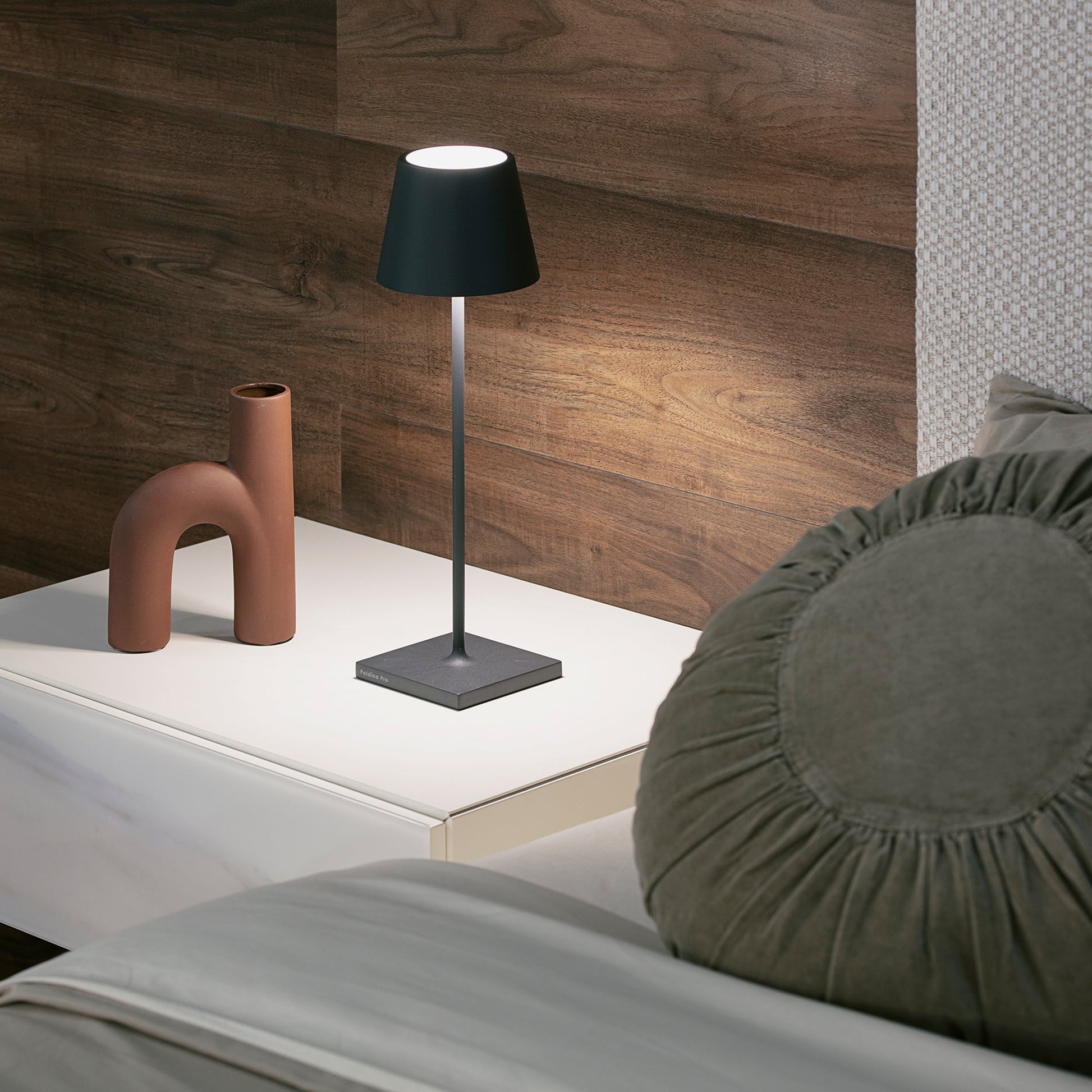 Zafferano Lampada a led da tavolo Poldina Pro Grigio scuro ricaricabile e dimmerabile con batteria fino a 12 ore. Da uso esterno IP65
