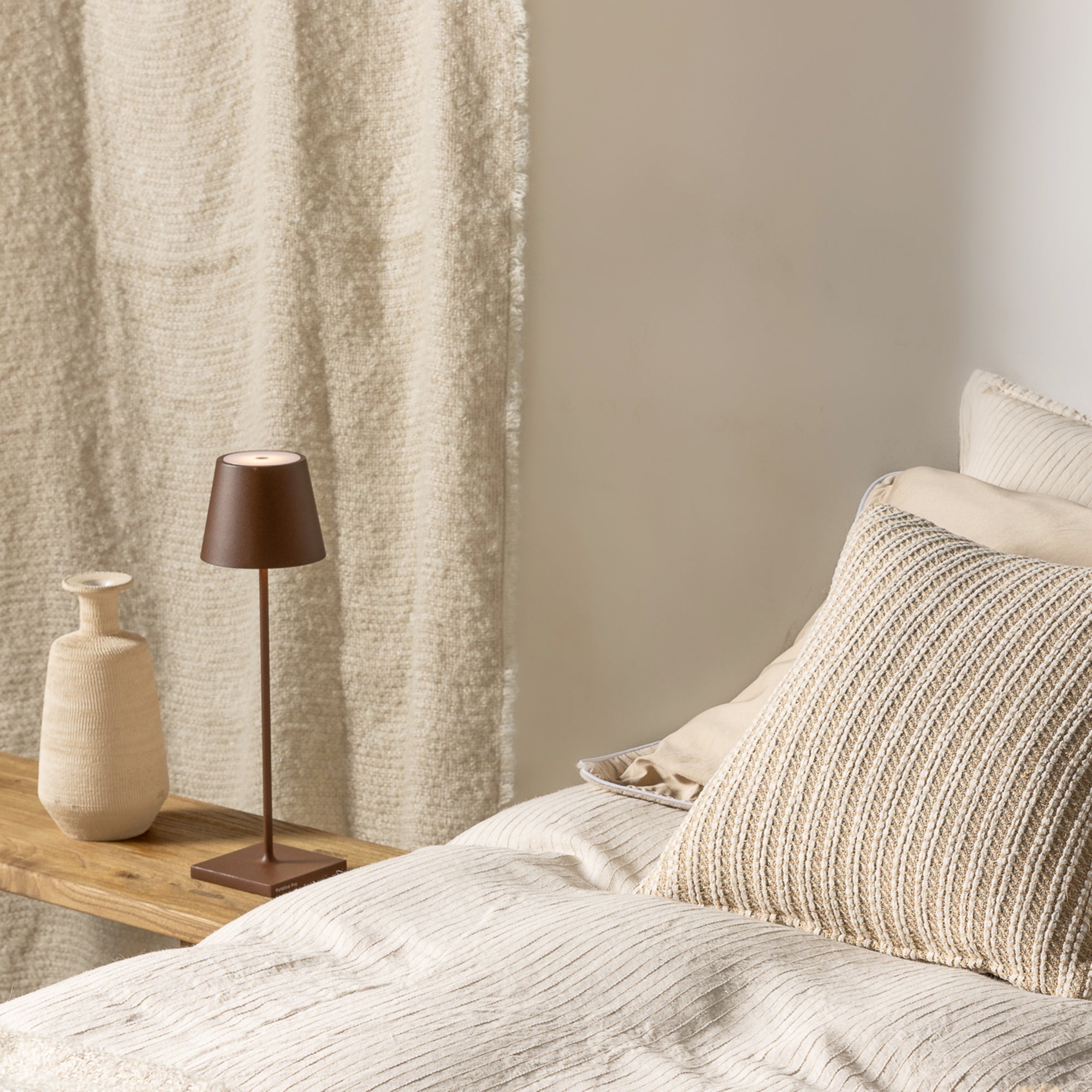 Lampada a led da tavolo Poldina Pro Corten ricaricabile e dimmerabile con batteria fino a 12 ore. Da uso esterno IP65