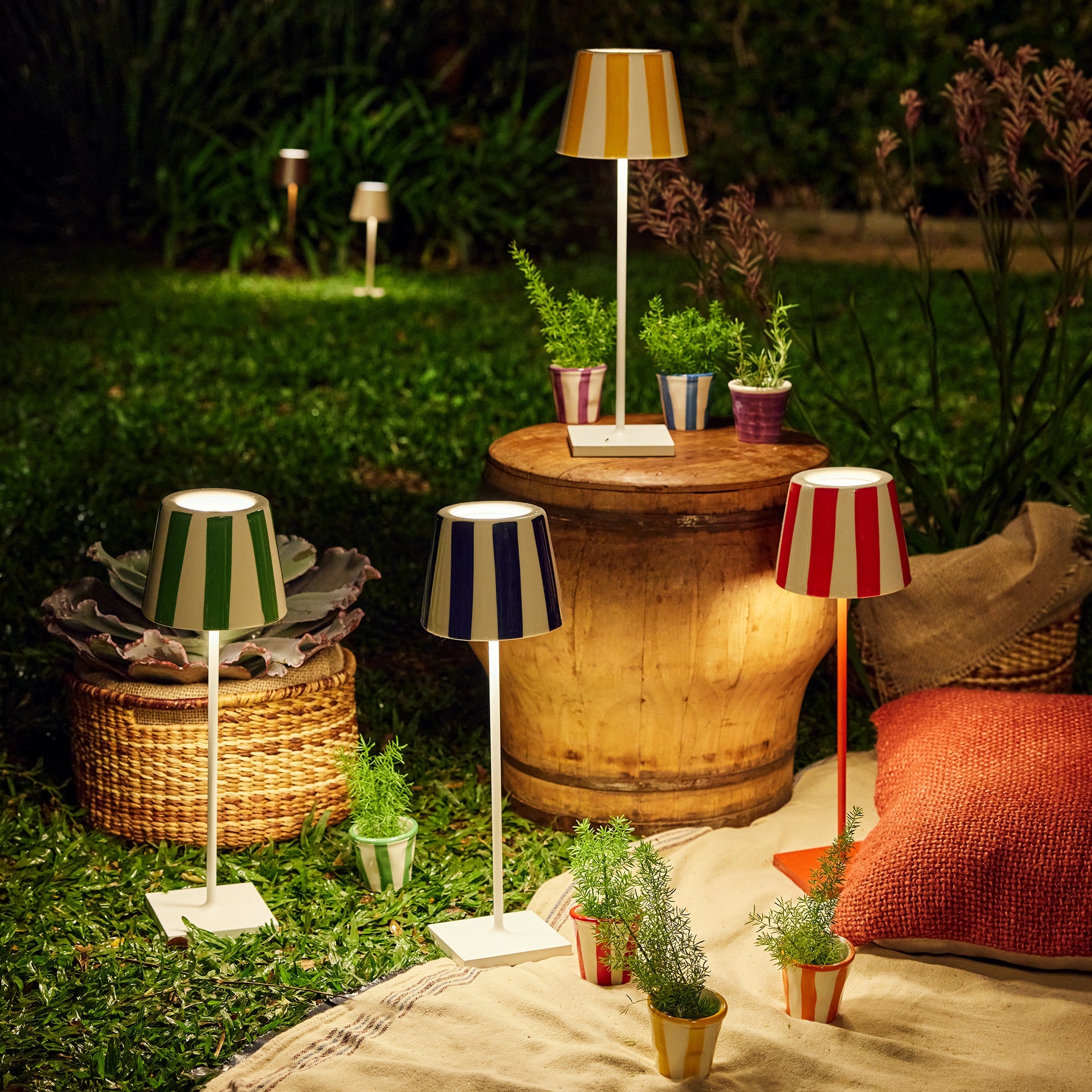 Lampada a led da tavolo Poldina Lido a righe blu ricaricabile e dimmerabile con batteria fino a 12 ore. Per uso esterno IP65