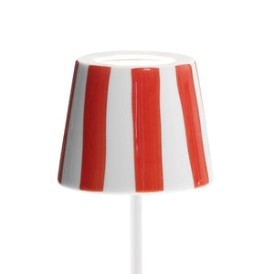 Lampada a led da tavolo Poldina Lido a righe rosse ricaricabile e dimmerabile con batteria fino a 12 ore. Per uso esterno IP65