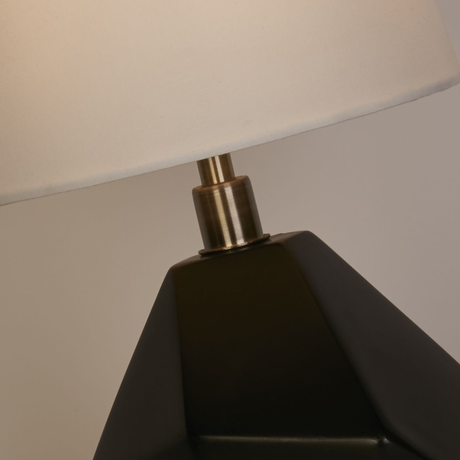 Lampada da tavolo Apex 1Lt, metallo ottone anticato, resina nera e bianco
