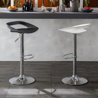 Sgabello da bar e cucina regolabile in altezza in polipropilene bianco Liam con struttura in metallo e poggiapiedi | Duzzle