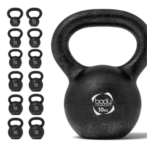 Kettlebell 10kg in ghisa con manico comodo e base stabile.
