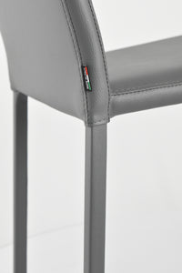 Set 2 sedie impilabili Julia Tommychairs, struttura in acciaio imbottita e rivestita in finta pelle colore grigio scuro