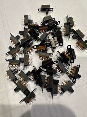 MINI PANNELLO INTERRUTTORE A SLITTA SPDT 3 PIN 2 POSIZIONE 0.5A 50V DC (CONF. 10 PEZZI)