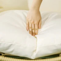 Sedia da Giardino a Uovo in Rattan PE e Acciaio con Seduta Imbottita e Poggiatesta, 88x85x143 cm