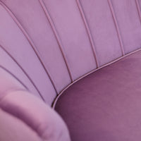 Divano Maia in velluto lilla gambe oro