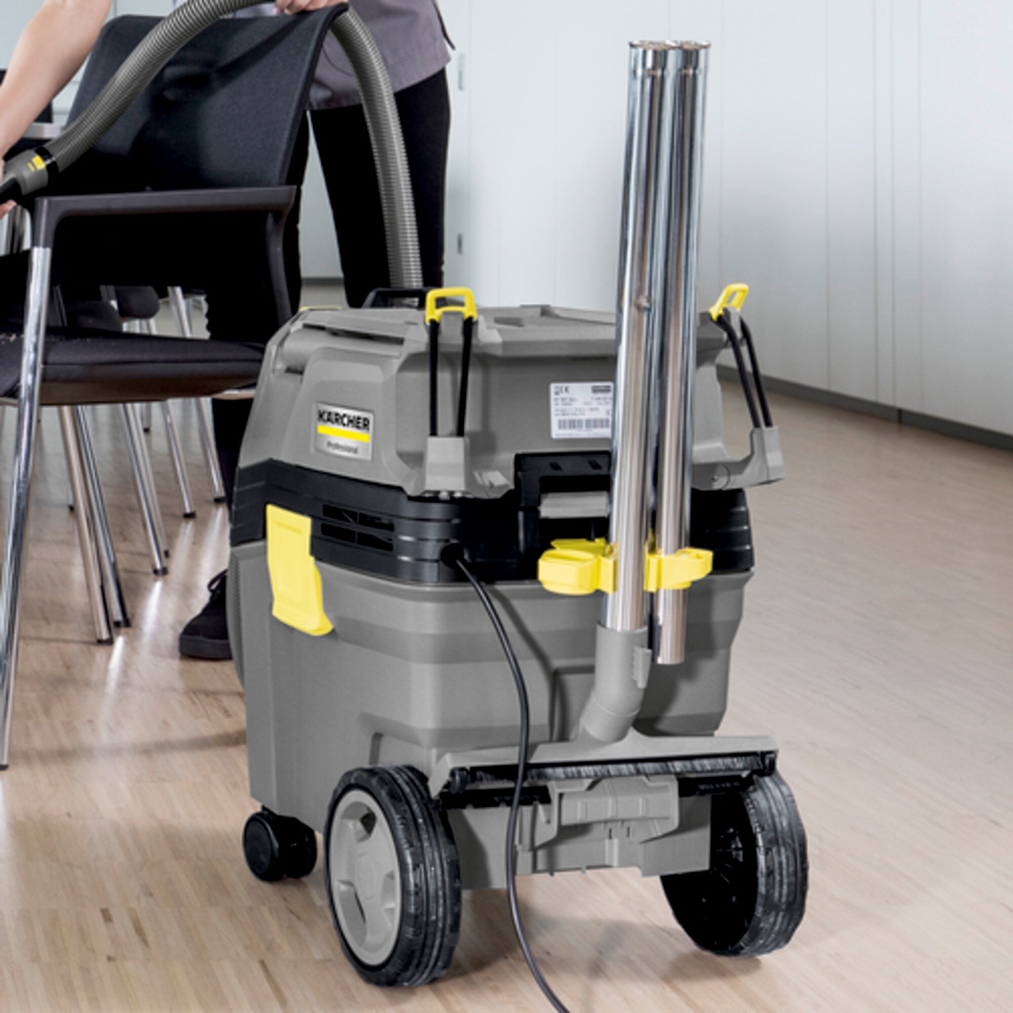 KARCHER Bidone aspiratutto Professionale NT 30/1 Ap L - Portata aria: 74 l/s - Aspirazione: 273 / 27.3 mbar / kPa - Capacità del contenitore: 30 l