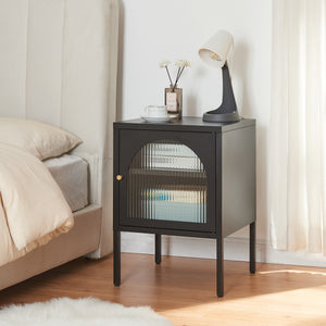 Comodino in Acciaio Karlskrona con Anta in Vetro Scanalato e Ripiano Regolabile 60 x 42,5 x 40 cm - Nero Opaco [en.casa]