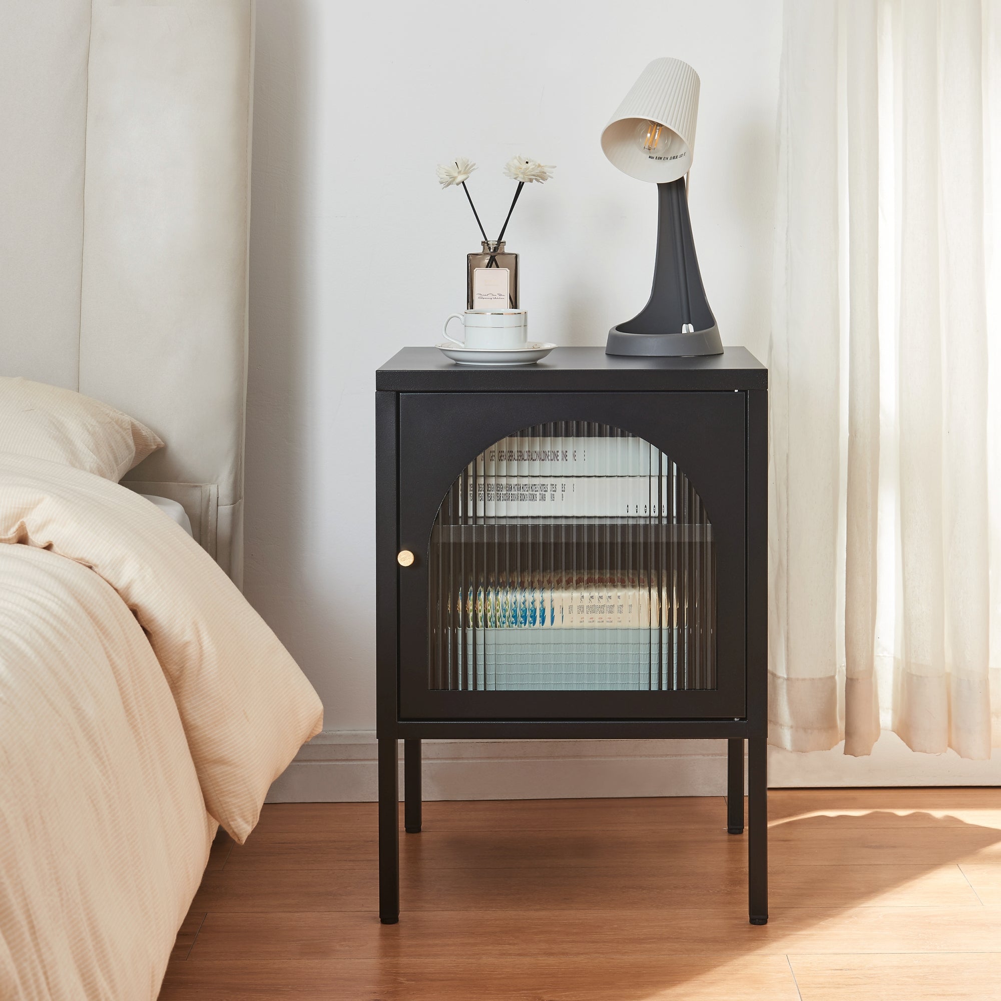 Comodino in Acciaio Karlskrona con Anta in Vetro Scanalato e Ripiano Regolabile 60 x 42,5 x 40 cm - Nero Opaco [en.casa]