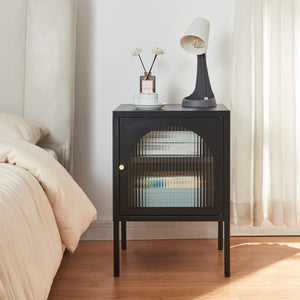 Comodino in Acciaio Karlskrona con Anta in Vetro Scanalato e Ripiano Regolabile 60 x 42,5 x 40 cm - Nero Opaco [en.casa]