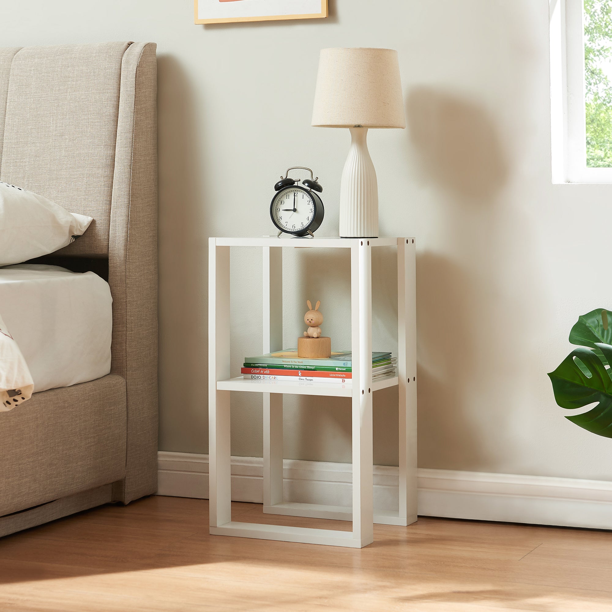 Tavolino da Divano Thyholm Scaffale Basso Multifunzionale 55x30x30 Bianco [en.casa]