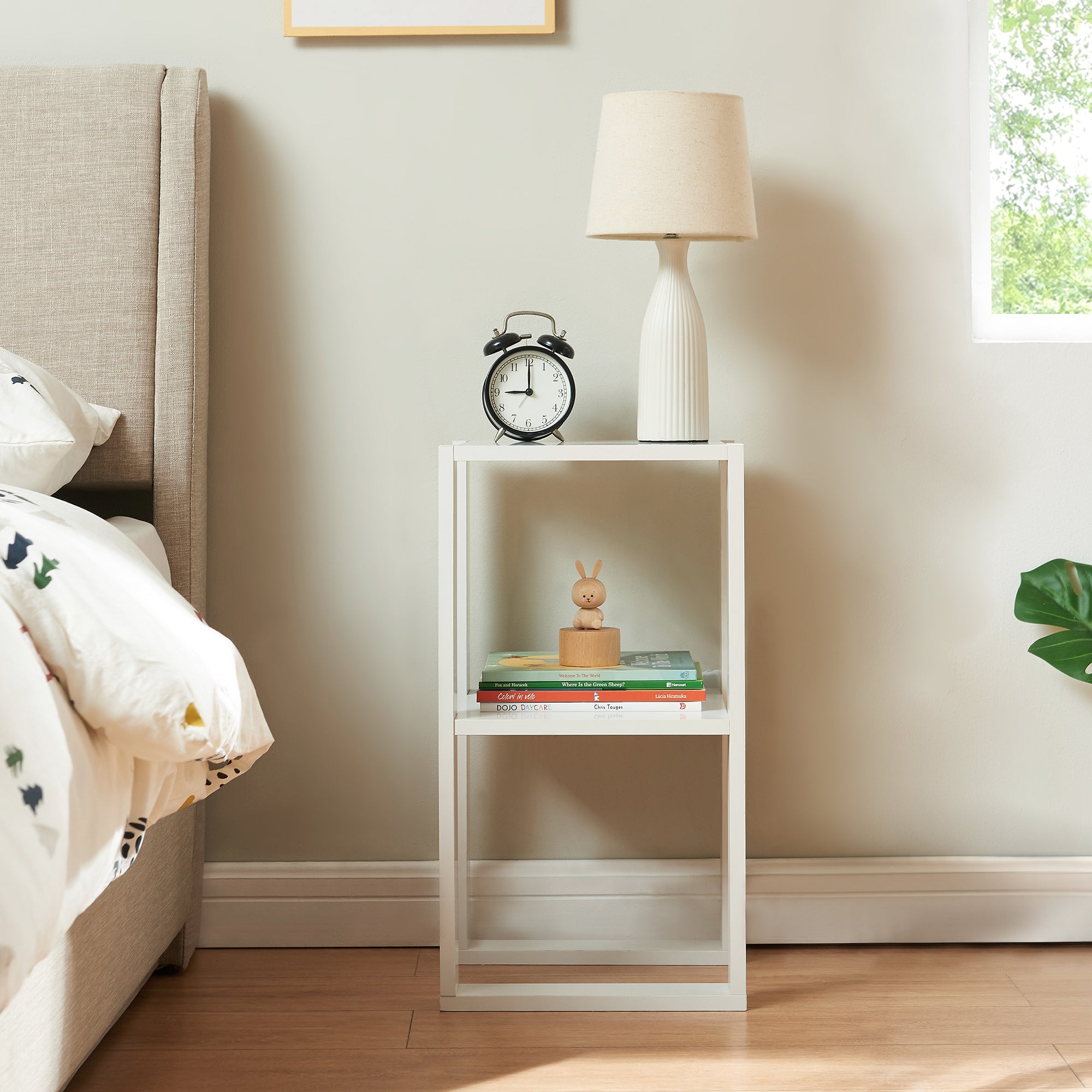 Tavolino da Divano Thyholm Scaffale Basso Multifunzionale 55x30x30 Bianco [en.casa]