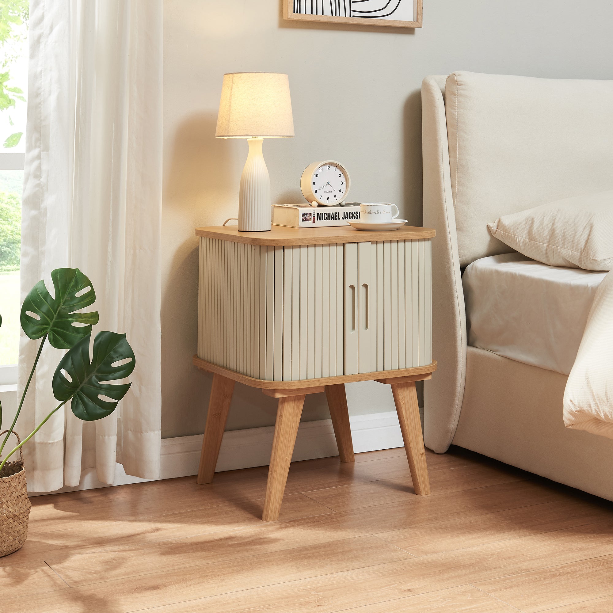 Comodino Tysvær in Bambù con 2 Ante Scorrevoli - Naturale / Bianco Crema [en.casa]