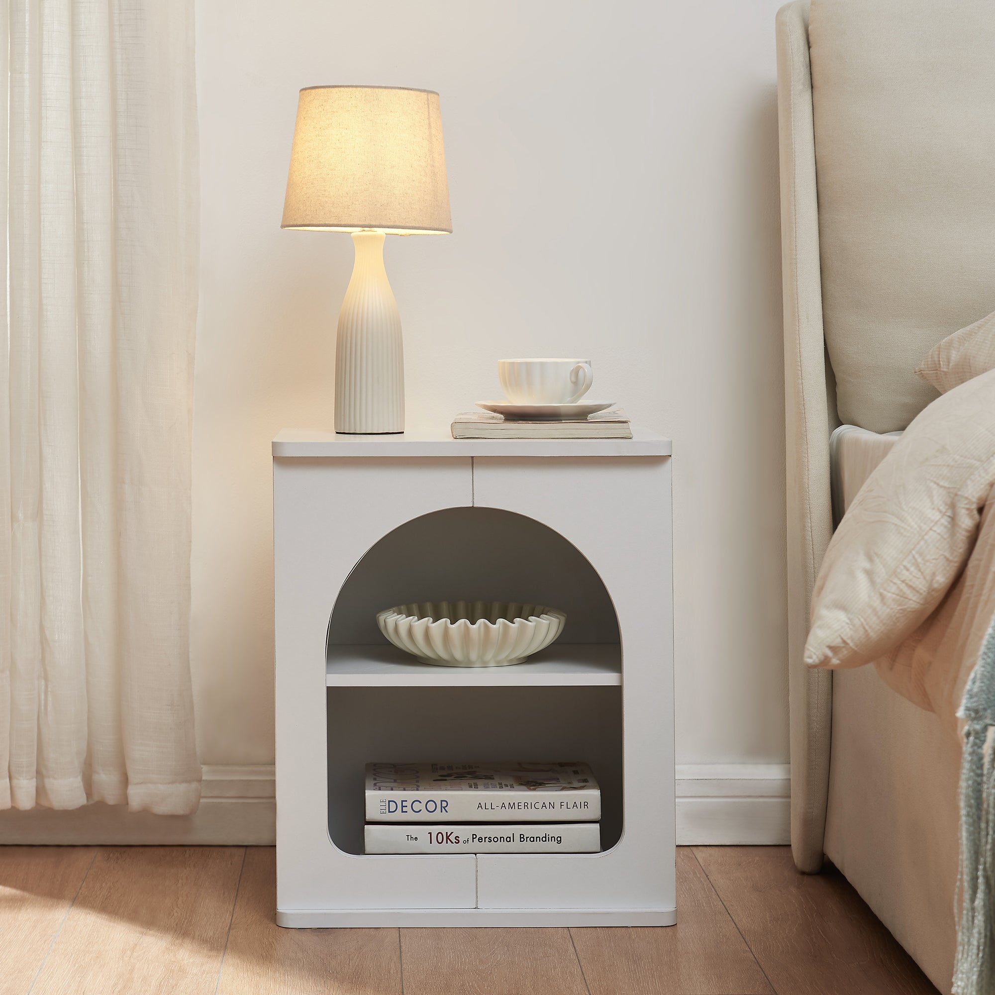 Comodino Trorhun con Ripiano e 2 Vani 48 x 40 x 30 cm - Bianco [en.casa]