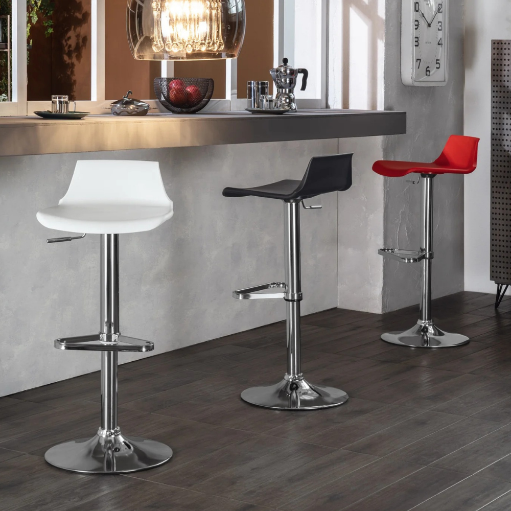 Sgabello da bar e cucina regolabile in altezza in polipropilene rosso Niko con struttura in metallo e poggiapiedi | Duzzle
