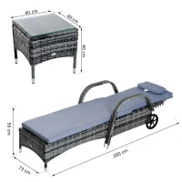 Set 2 Lettini Sdraio e 1 Tavolino da Giardino con Materassini Imbottiti e Ruote, in Polyrattan, Grigio