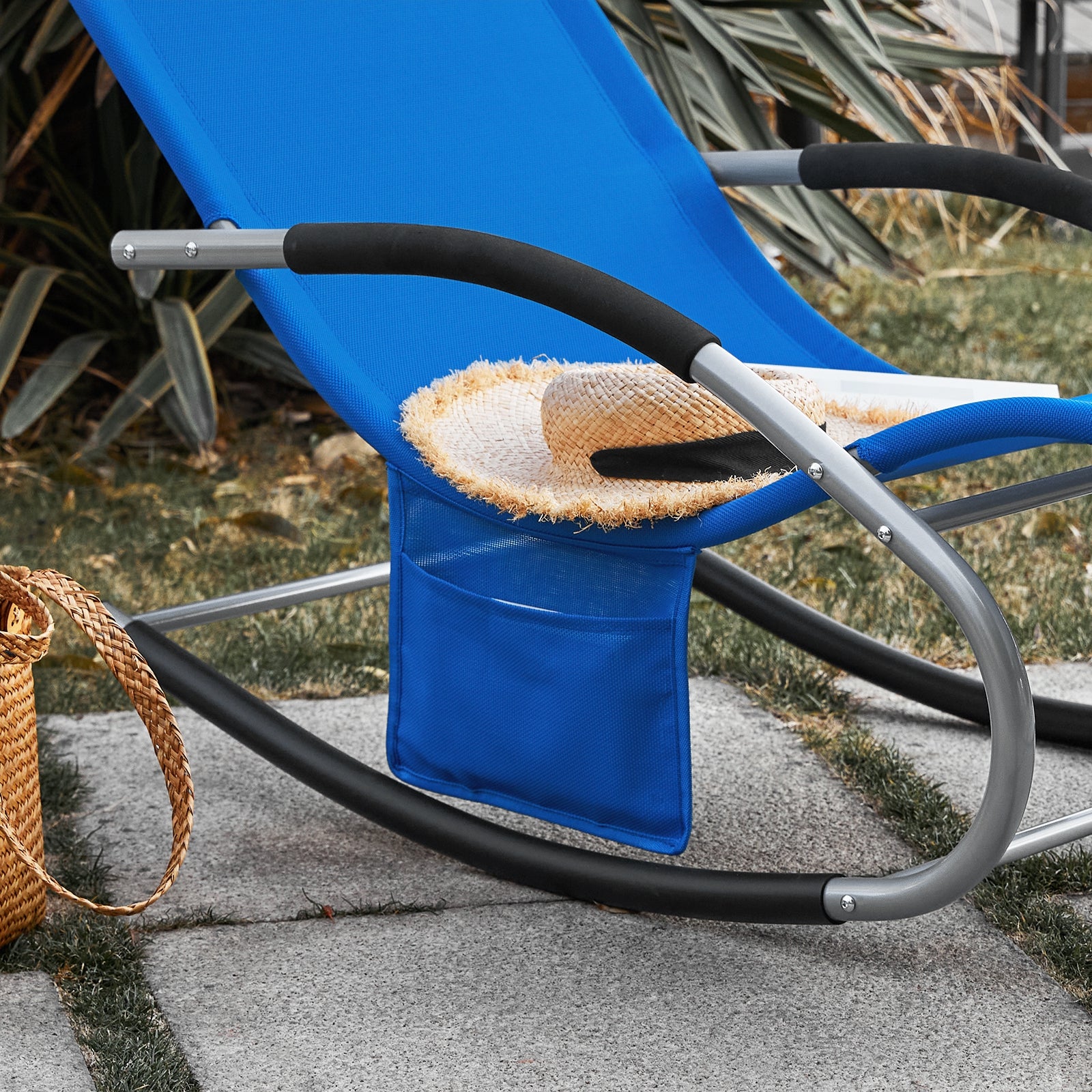 SoBuy Lettino Sdraio da Giardino a Dondolo - Sedia a Dondolo da Esterno in Textilene Blu Klein con Telaio in Metallo, 150x63x87cm, Lettino Prendisole per Terrazza, Piscina, Patio, OGS28-KB