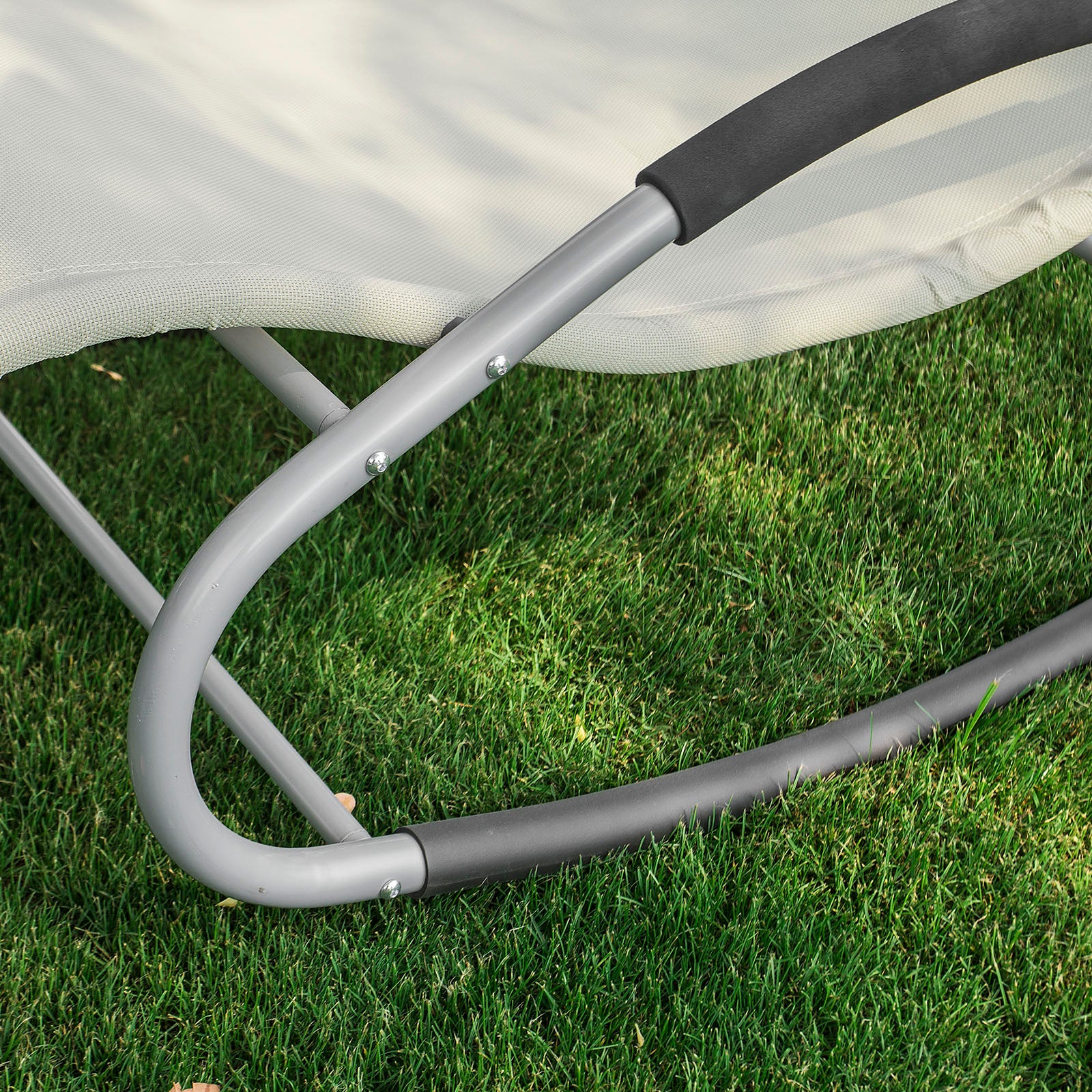 SoBuy Lettino Sdraio da Giardino a Dondolo - Sedia a Dondolo da Esterno in Textilene Beige con Telaio in Metallo, 150x63x87cm, Lettino Prendisole per Terrazza, Piscina, Patio, OGS28-MI