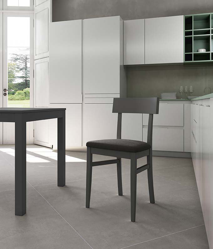 Sedia in legno laccato grigio scuro con seduta in similpelle 44x45xh. 82 cm 2 pz