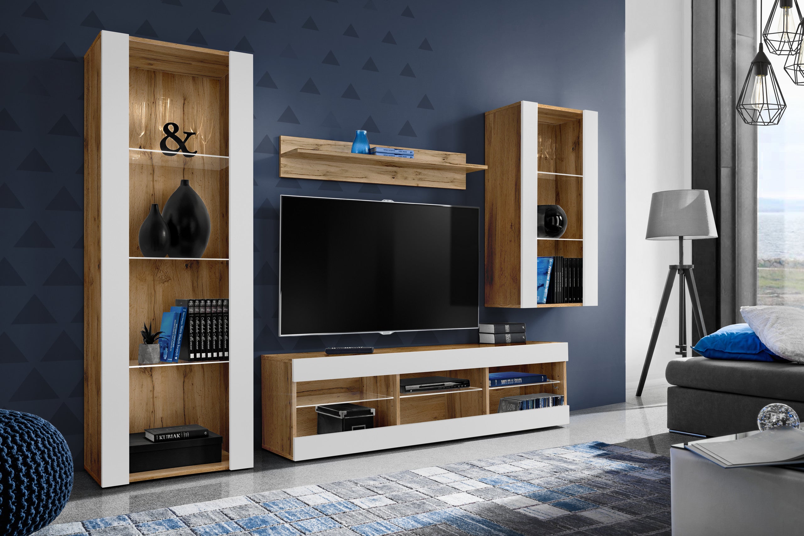 Set Di Mobili Porta TV Tivoli Medio, Komodee, Wotan/Bianco, Senza LED, Larghezza 245 cm x Altezza 159 cm x Profondità 35 cm, Per soggiorno, Camera da letto