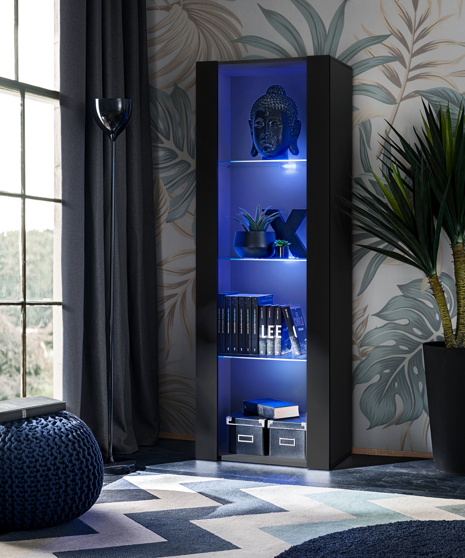 Vetrina Tivoli, Komodee, Nero, Larghezza 55 cm x Altezza 159 cm x Profondità 35 cm, LED BLU, 3 ripiani, Per soggiorno, Camera da letto, anticamera