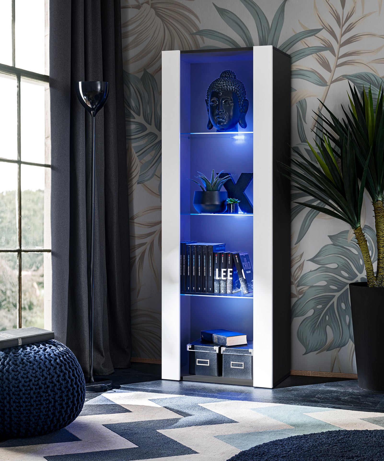 Vetrina Tivoli, Komodee, Nero/Bianco, Larghezza 55 cm x Altezza 159 cm x Profondità 35 cm, LED BLU, 3 ripiani, Per soggiorno, Camera da letto, anticamera