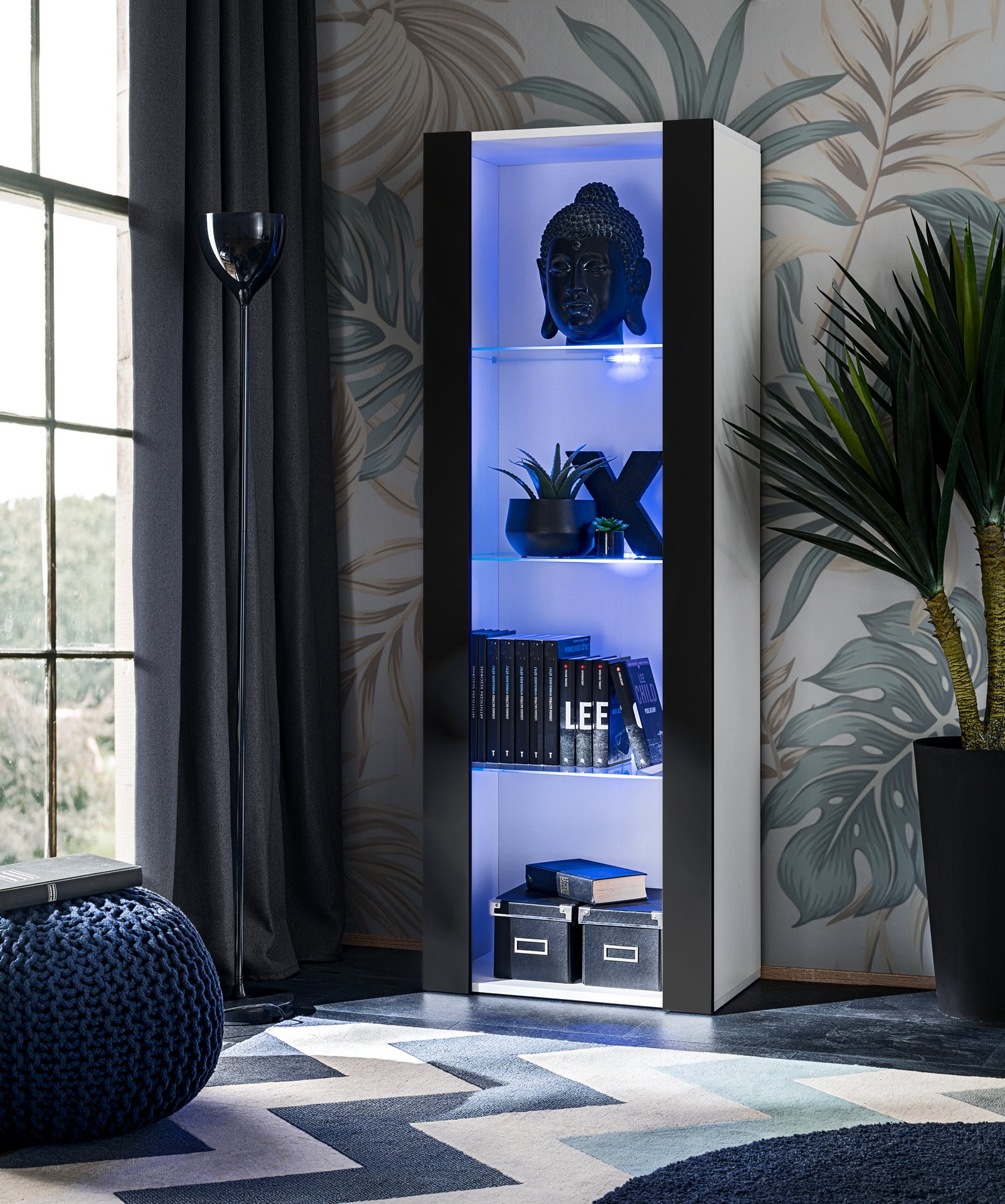 Vetrina Tivoli, Komodee, Bianco/Nero, Larghezza 55 cm x Altezza 159 cm x Profondità 35 cm, LED BLU, 3 ripiani, Per soggiorno, Camera da letto, anticamera