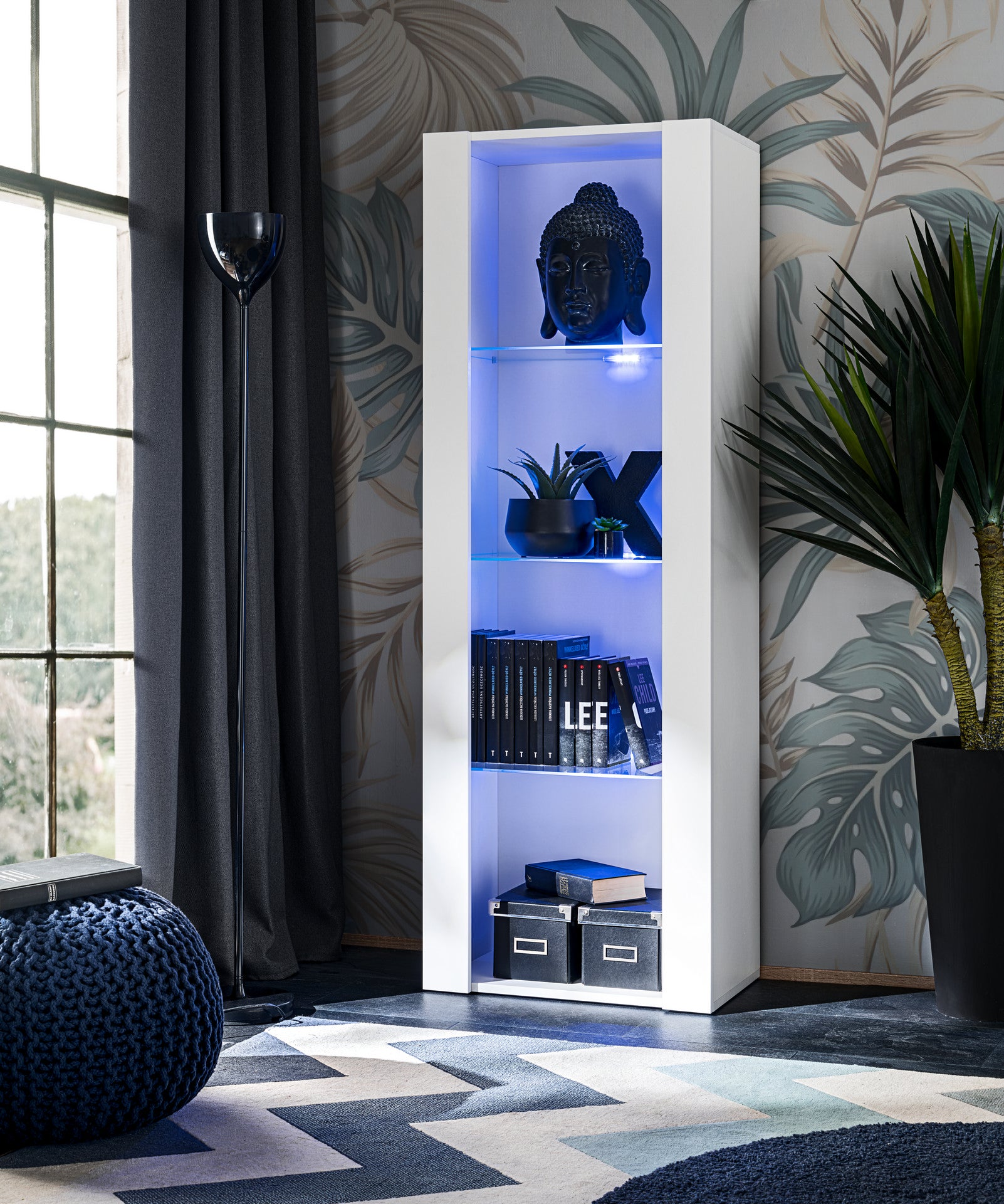 Vetrina Tivoli, Komodee, Bianco, Larghezza 55 cm x Altezza 159 cm x Profondità 35 cm, LED BLU, 3 ripiani, Per soggiorno, Camera da letto, anticamera
