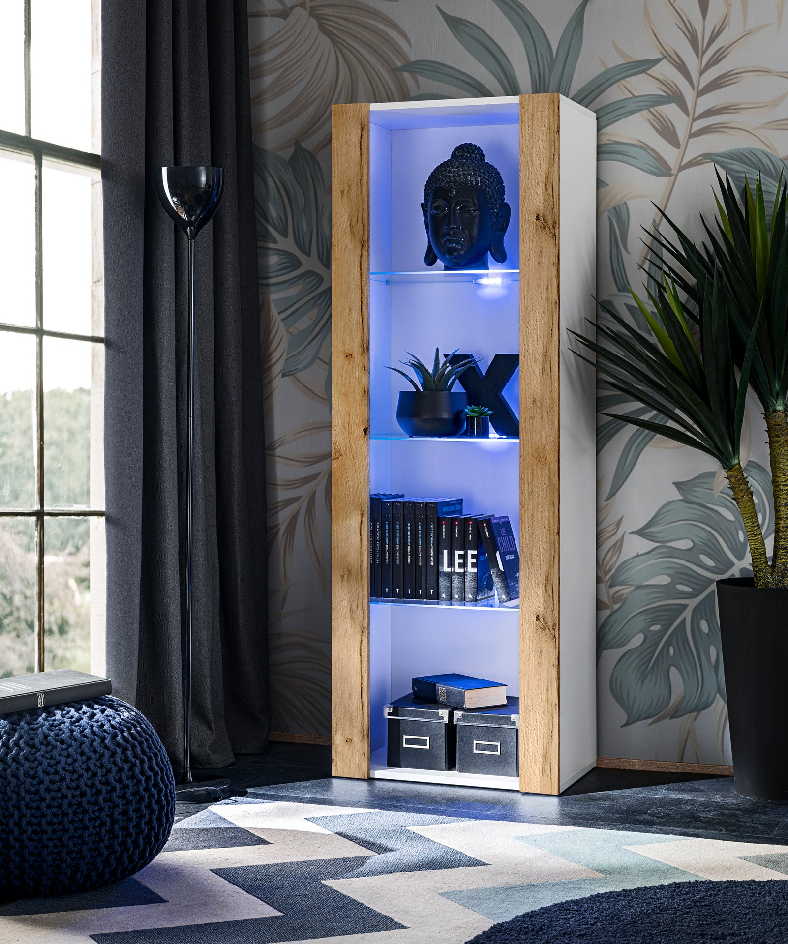 Vetrina Tivoli, Komodee, Bianco/Wotan, Larghezza 55 cm x Altezza 159 cm x Profondità 35 cm, LED BLU, 3 ripiani, Per soggiorno, Camera da letto, anticamera