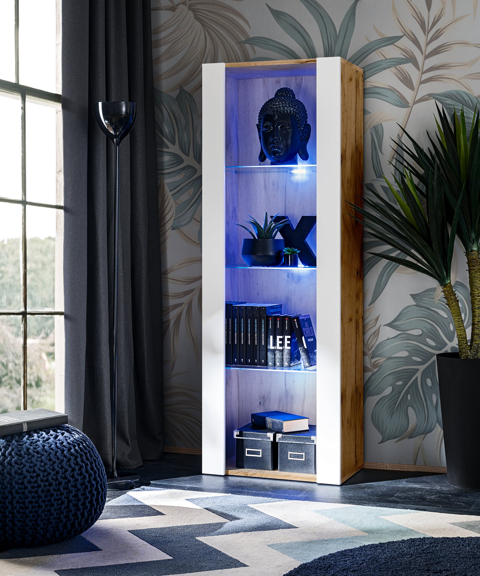 Vetrina Tivoli, Komodee, Wotan/Bianco, Larghezza 55 cm x Altezza 159 cm x Profondità 35 cm, LED BLU, 3 ripiani, Per soggiorno, Camera da letto, anticamera