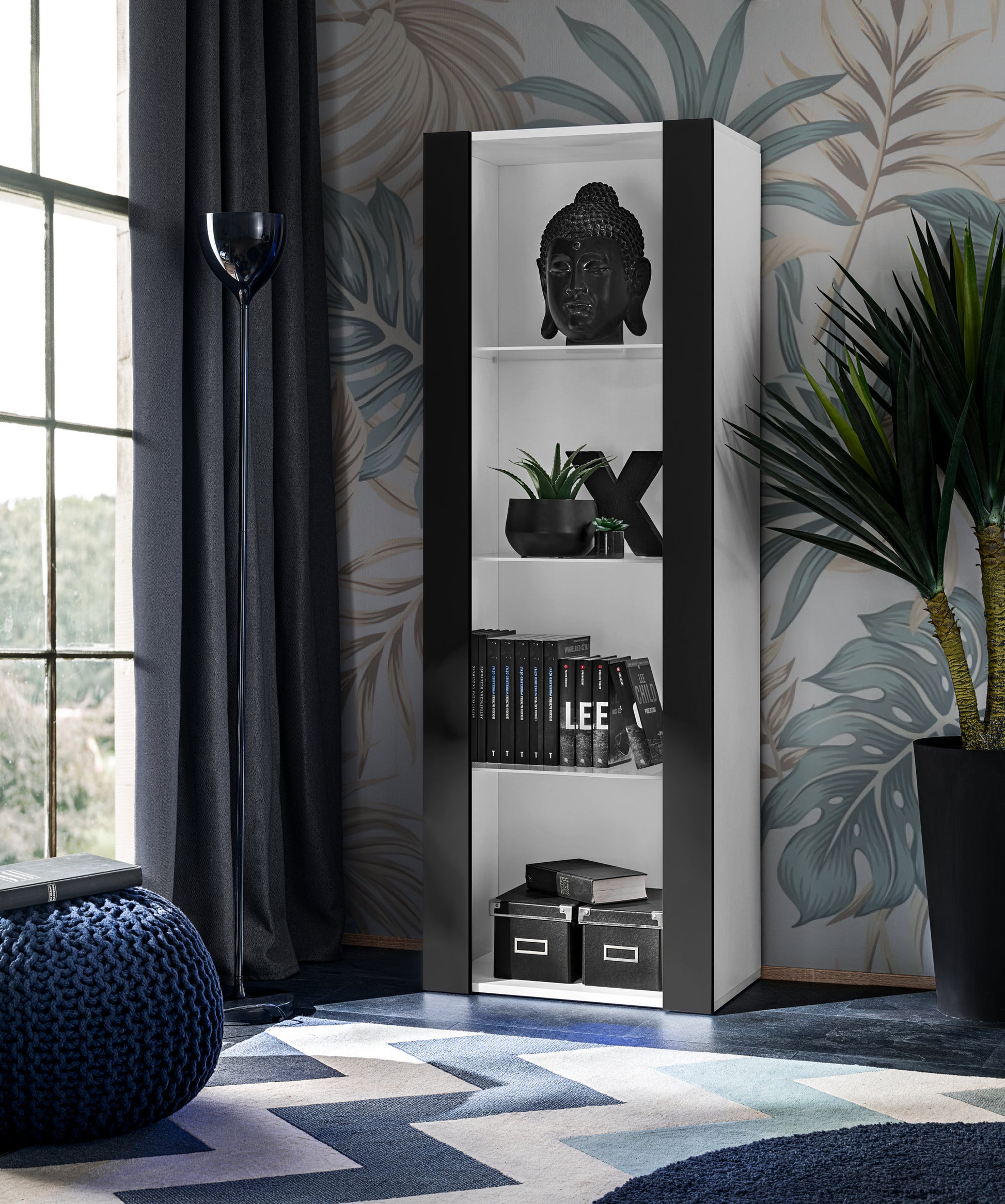 Vetrina Tivoli, Komodee, Bianco/Nero, Larghezza 55 cm x Altezza 159 cm x Profondità 35 cm, senza LED, 3 ripiani, Per soggiorno, Camera da letto, anticamera